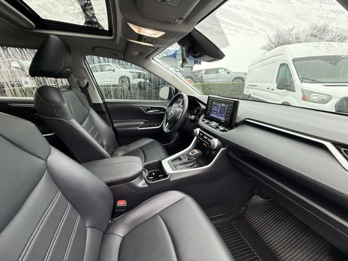 Used 2022 Toyota RAV4 XLE Premium image 8