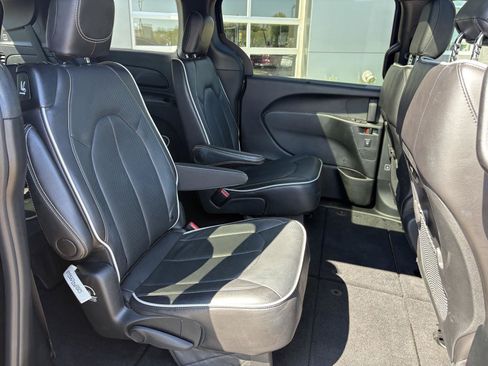 Used 2026 Chrysler Pacifica Limited FWD image 22