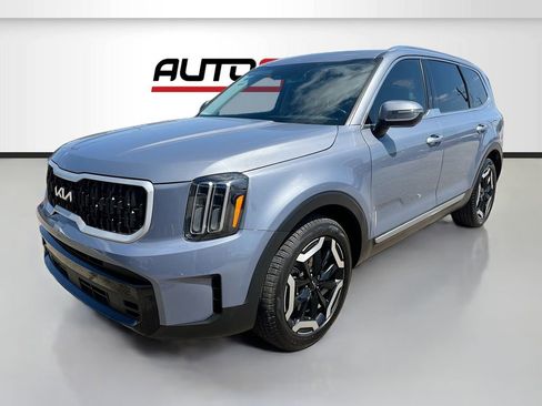 Used 2023 Kia Telluride EX w/ EX Captain's Chair Package image 3