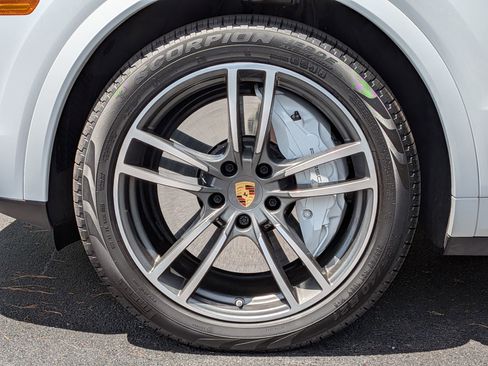 Certified 2023 Porsche Cayenne Turbo w/ Premium Package Plus AWD/4WD image 37
