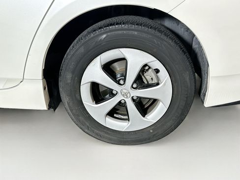 Used 2014 Toyota Prius Three w/ Preferred Accessory Package FWD image 11