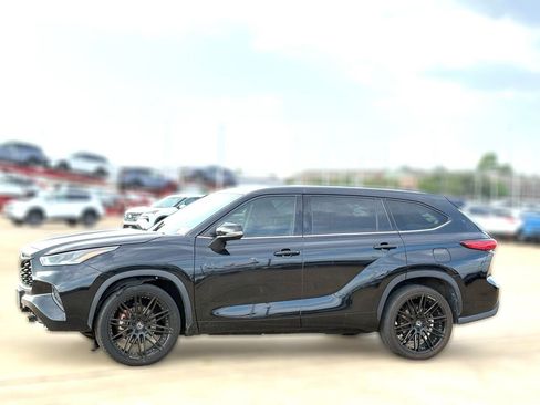 Used 2022 Toyota Highlander L FWD image 1