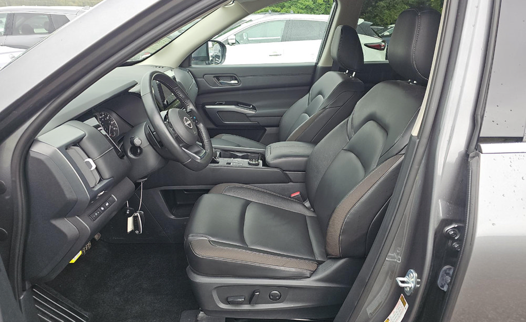Used 2025 Nissan Pathfinder SL AWD/4WD image 4