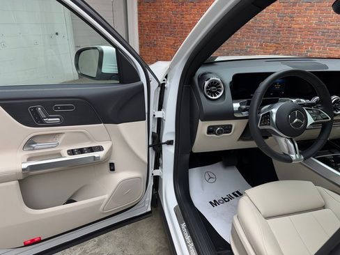 New 2025 Mercedes-Benz GLB 250 4MATIC image 9