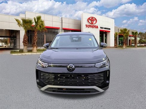 Used 2025 Volkswagen Tiguan SE image 9