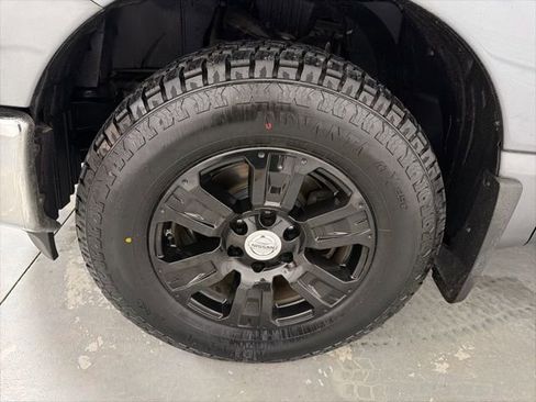 Used 2018 Nissan Titan SV w/ SV Convenience Package AWD/4WD image 4