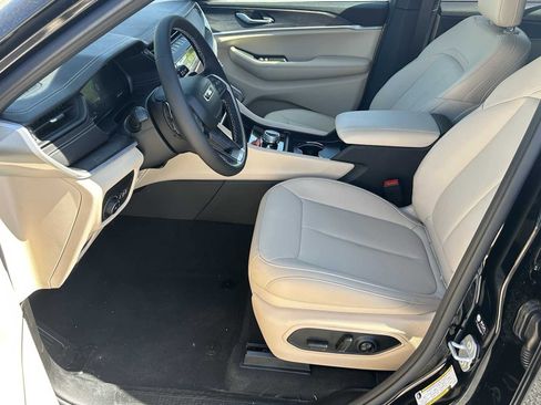 New 2026 Jeep Grand Cherokee Limited w/ Limited Altitude Package AWD/4WD image 9
