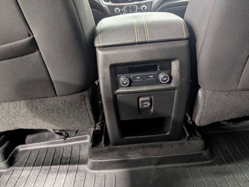 Used 2021 Chevrolet Traverse LT image 20