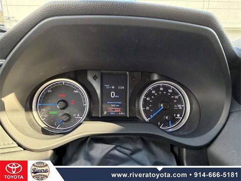 Used 2022 Toyota Venza LE image 19