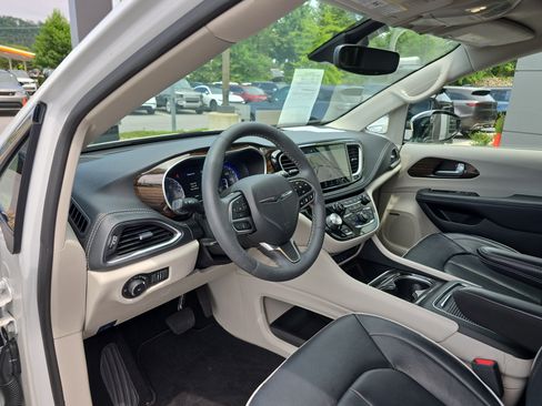Used 2023 Chrysler Pacifica Limited w/ Uconnect Theater Family Group AWD/4WD image 21