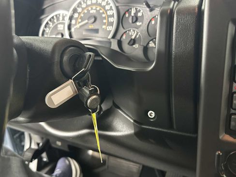 Used 2005 HUMMER H2 w/ Preferred Equipment Group image 33