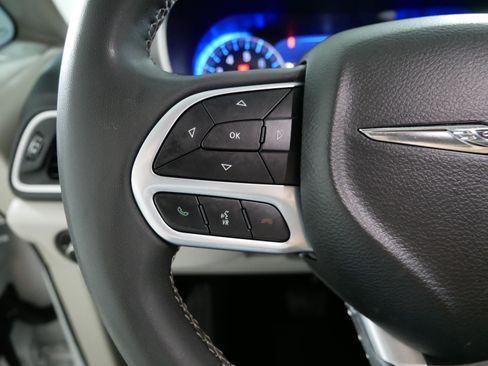 Used 2022 Chrysler Pacifica Touring-L FWD image 27