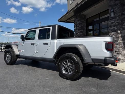 Used 2024 Jeep Gladiator Mojave w/ Technology Group AWD/4WD image 19