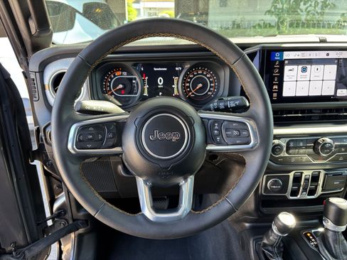 Used 2025 Jeep Wrangler Unlimited Sahara AWD/4WD image 28