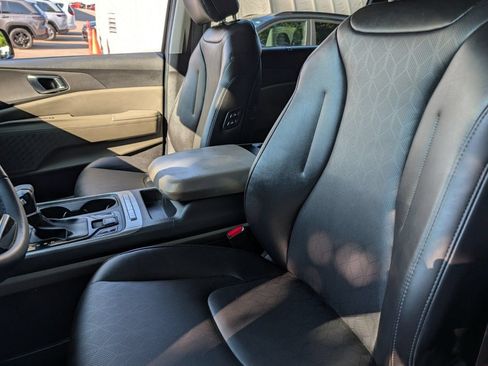 Used 2025 Kia Carnival EX FWD image 17