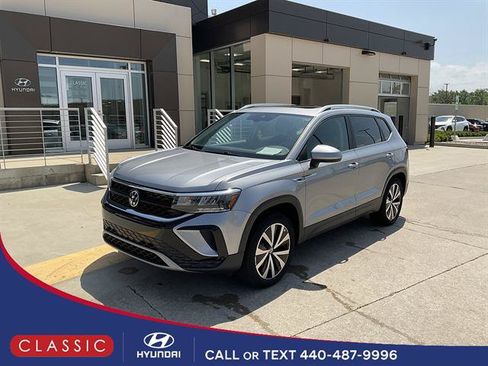 Used 2023 Volkswagen Taos SE w/ Panoramic Sunroof Package AWD/4WD image 1