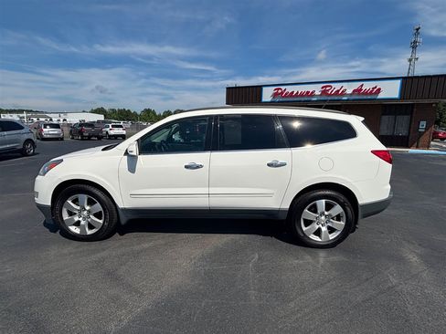 Used 2011 Chevrolet Traverse LTZ FWD image 2