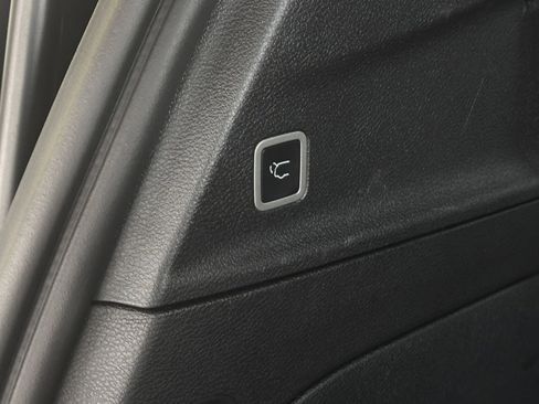 Used 2025 Chrysler Pacifica Limited image 27