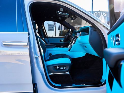 Used 2025 Rolls-Royce Cullinan image 23