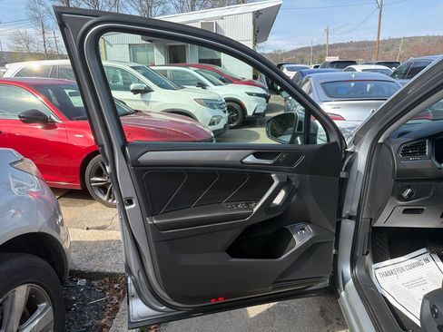 Used 2022 Volkswagen Tiguan SE AWD/4WD image 16