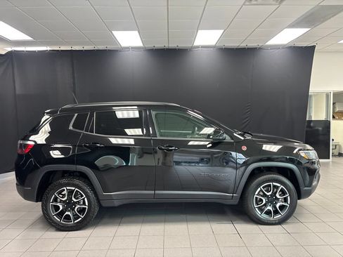 Used 2024 Jeep Compass Trailhawk AWD/4WD image 2