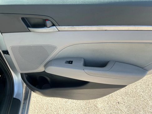 Used 2017 Hyundai Elantra SE FWD image 19