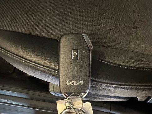 Used 2025 Kia Seltos S AWD/4WD image 17
