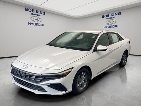 Certified 2024 Hyundai Elantra SE FWD image 9