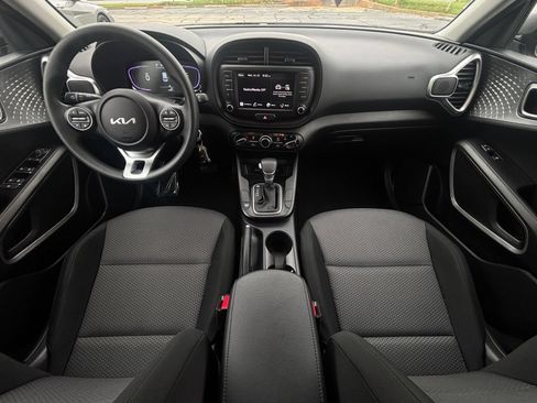 Used 2025 Kia Soul LX w/ LX Technology Package FWD image 31
