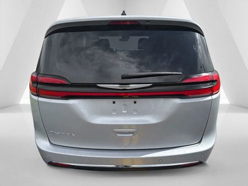 Used 2023 Chrysler Pacifica Touring-L image 5
