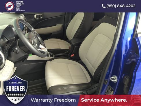 Used 2023 Hyundai Venue SEL FWD image 11