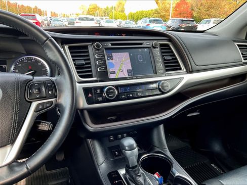 Used 2019 Toyota Highlander XLE image 19