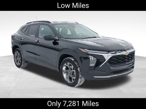 Used 2025 Chevrolet Trax LT w/ LT Convenience Package image 2