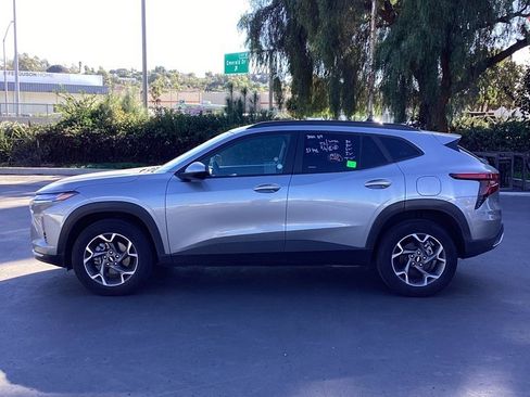 Used 2025 Chevrolet Trax LT w/ LT Convenience Package image 6