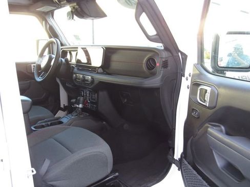 Used 2026 Jeep Wrangler Unlimited Rubicon AWD/4WD image 17