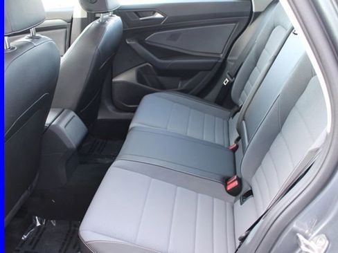 Used 2025 Volkswagen Jetta SE w/ Sunroof Package image 22