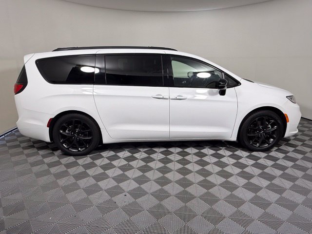 Used 2025 Chrysler Pacifica Limited FWD image 7