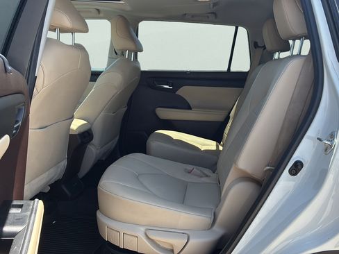 Used 2020 Toyota Highlander XLE FWD image 22