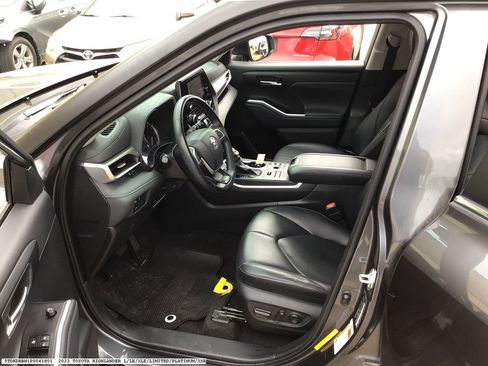 Used 2023 Toyota Highlander XLE image 12