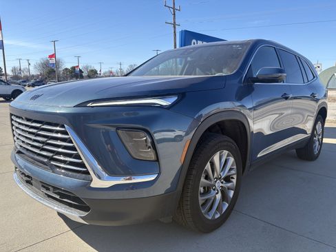 Used 2025 Buick Enclave Preferred image 5