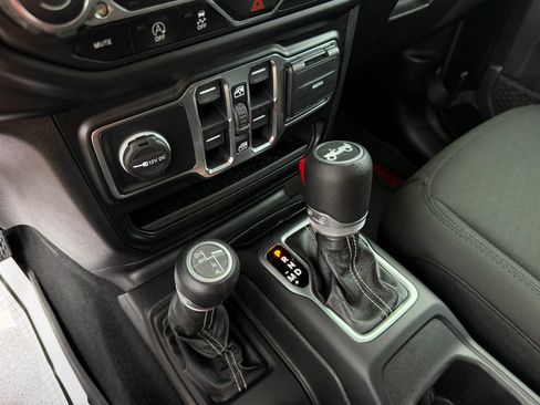 Used 2020 Jeep Wrangler Unlimited Sahara AWD/4WD image 18