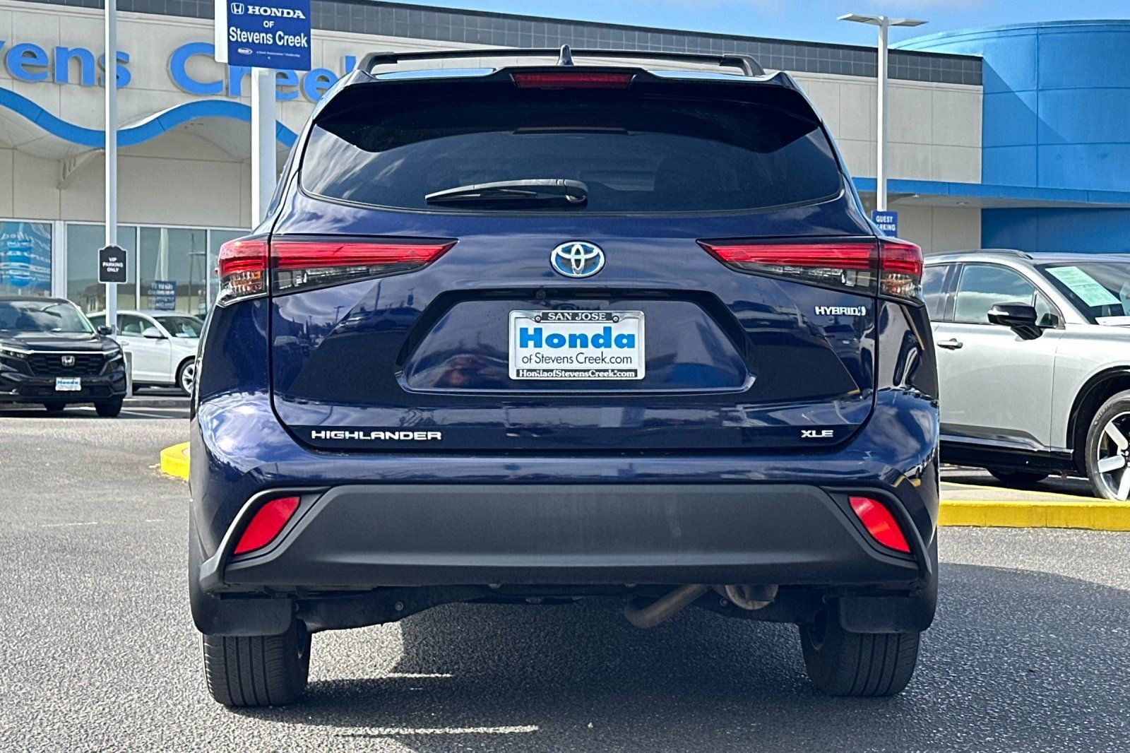 Used 2021 Toyota Highlander XLE AWD/4WD image 9