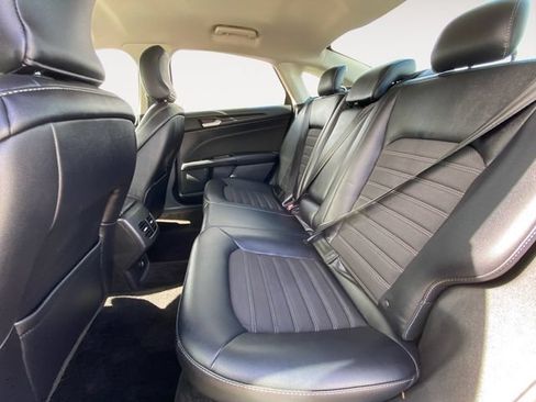 Used 2018 Ford Fusion SE w/ Equipment Group 201A FWD image 13