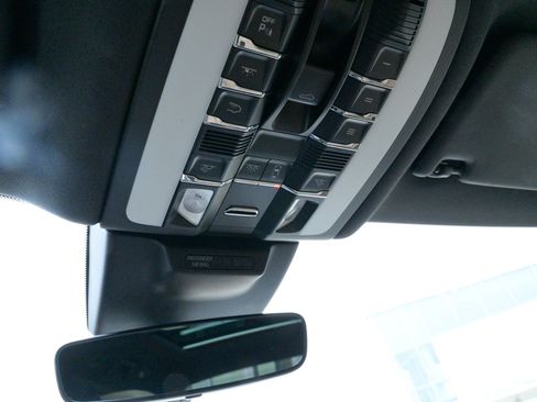 Used 2020 Porsche Macan image 32