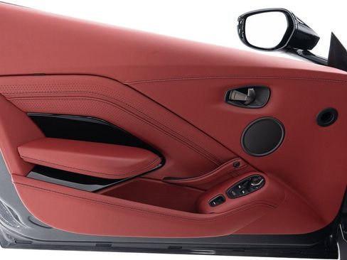 Used 2021 Aston Martin V8 Vantage Roadster image 19