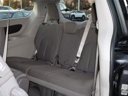 Used 2017 Chrysler Pacifica Touring w/ Tire & Wheel Group image 26