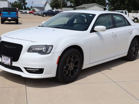 Used 2023 Chrysler 300 Touring L image 2