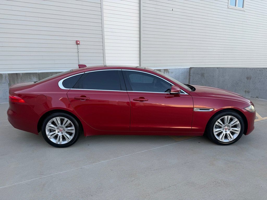 Used 2017 Jaguar XF Premium RWD image 2