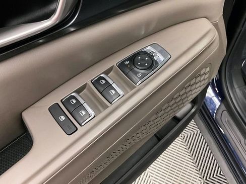 Used 2025 Kia Carnival image 38