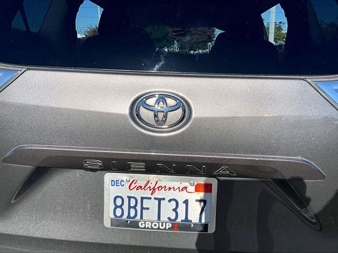 Certified 2017 Toyota Sienna SE Premium FWD image 30